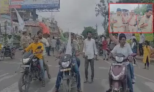 కేయూ విద్యార్థులు తలపెట్టిన బైక్ ర్యాలీని అడ్డుకున్న పోలీసులు
