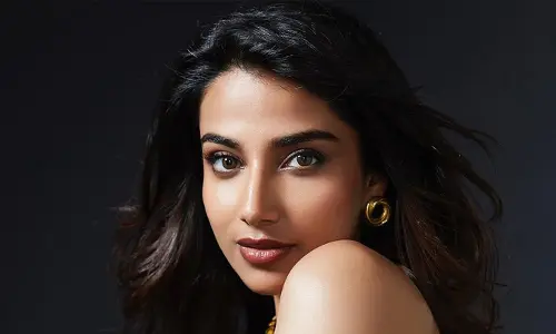 Meenakshi Chaudhary: బ్లాక్‌ ఏంజెల్‌లా వొంపులు చూపించిన మీనాక్షి చౌదరి
