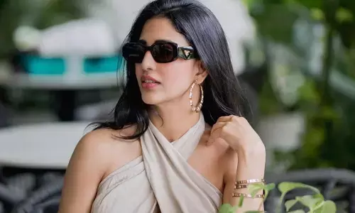 Daksha Nagarkar : విచ్చుకున్న గులాబీలా  ఎద అందాలు చూపిస్తూ పిచ్చెక్కిస్తోంది