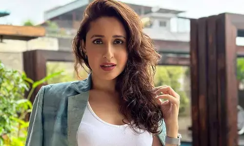 Pragya Jaiswal : టాప్ ఓపెన్ చేసి పరువాలతో కవ్విస్తున్న ప్రగ్యా జైస్వాల్