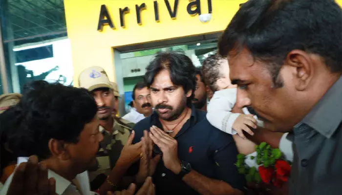రాజమండ్రి చేరుకున్న Pawan Kalyan.. మరికాసేపట్లో చంద్రబాబుతో భేటీ రాజమండ్రి చేరుకున్న Pawan Kalyan.. మరికాసేపట్లో చంద్రబాబుతో భేటీ