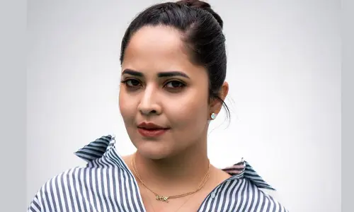 షర్ట్ బటన్ తీసి.. మోడ్రన్ లుక్‌లో Anasuya హాట్ పిక్స్