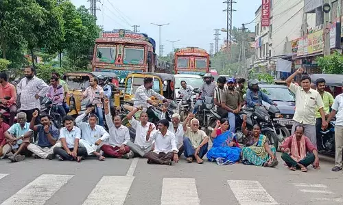 ఉద్యమకారులను ఆదుకోవాలి.. రాజీవ్ రహదారి పై రాస్తారోకో..