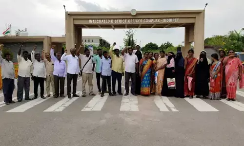గజ్వేల్‌లో రోడ్డెక్కిన ప్రజలు.. అందరికీ ఆదర్శం అంటారు.. మాకు డబుల్ బెడ్ రూం ఇళ్లేవి..?