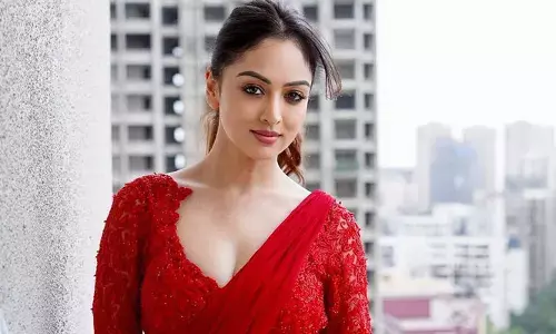 Sandeepa Dhar : సెక్సీ లుక్స్ తో హీటెక్కిస్తున్న సందీప ధార్