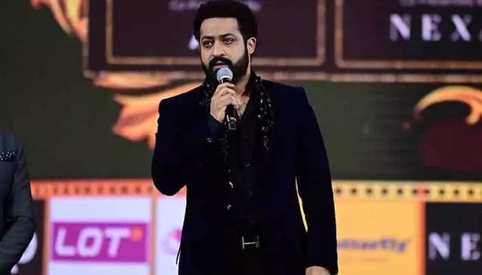 బెస్ట్ యాక్టర్ గా సైమా అవార్డు గెలుచుకున్న తారక్.. అభిమానులకు శిరస్సు వంచి నమస్కరిస్తూ ఎమోషనల్ .. బెస్ట్ యాక్టర్ గా సైమా అవార్డు గెలుచుకున్న తారక్.. అభిమానులకు శిరస్సు వంచి నమస్కరిస్తూ ఎమోషనల్ ..