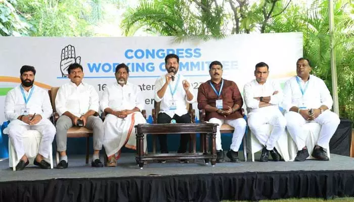 కవితను తీహార్ జైల్లో పెట్టేందుకు మోడీతో KCR ఒప్పందం: రేవంత్ రెడ్డి సంచలన వ్యాఖ్యలు కవితను తీహార్ జైల్లో పెట్టేందుకు మోడీతో KCR ఒప్పందం: రేవంత్ రెడ్డి సంచలన వ్యాఖ్యలు