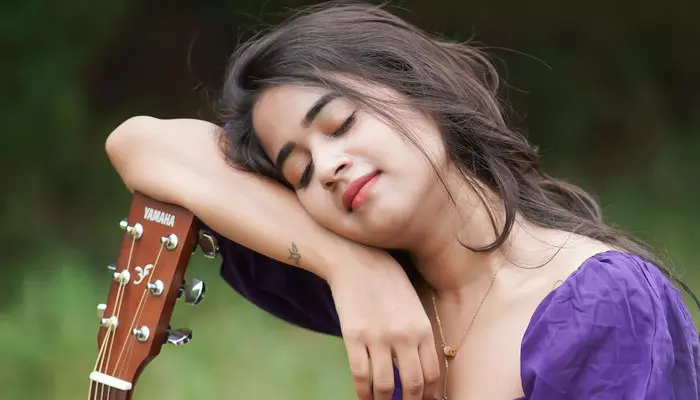 Deepthi Sunaina: మతి పోగొట్టే అందాలు..దీప్తి సునయన సొంతం!