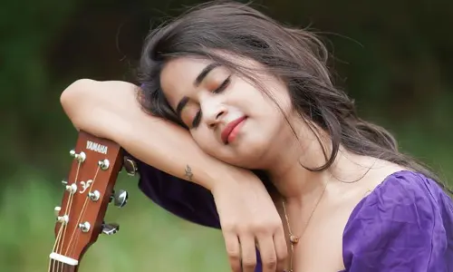 Deepthi Sunaina: మతి పోగొట్టే అందాలు..దీప్తి సునయన సొంతం!