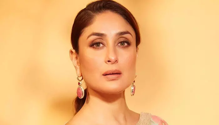 ప్రింటెడ్ శారీలో సాంప్రదాయబద్ధంగా Kareena Kapoor ప్రింటెడ్ శారీలో సాంప్రదాయబద్ధంగా Kareena Kapoor