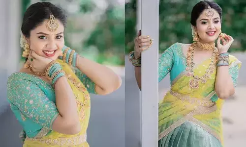 పండగ వేళ పద్ధతిగా మెరిసిన శ్రీముఖి.. అదిరిపోయే హాఫ్ శారీ పిక్స్ వైరల్