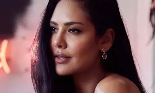 బోల్డ్ బ్యూటీ అందాలపై కన్నేసిన Porn Star.. అందరిముందే సో హాట్ అంటూ