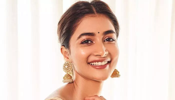 Pooja Hegde : చీర లో దివి తారల మెరిసిపోతున్న పూజా హెగ్డే Pooja Hegde : చీర లో దివి తారల మెరిసిపోతున్న పూజా హెగ్డే