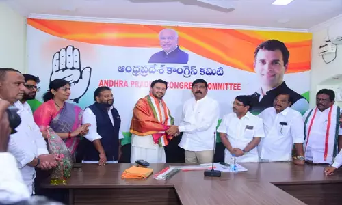 కాంగ్రెస్‌లో చేరిన సినీనటుడు రాజా
