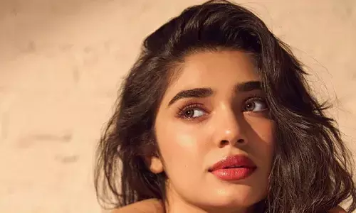 Krithi Shetty : కవ్వించే చూపులతో చంపేస్తున్న కృతి శెట్టి