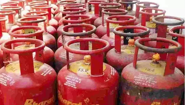 LPG Gas Price Today (16-12-2024): నేడు గృహవినియోగ గ్యాస్ సిలిండర్ ధరలు ఎలా ఉన్నాయంటే..? LPG Gas Price Today (16-12-2024): నేడు గృహవినియోగ గ్యాస్ సిలిండర్ ధరలు ఎలా ఉన్నాయంటే..?