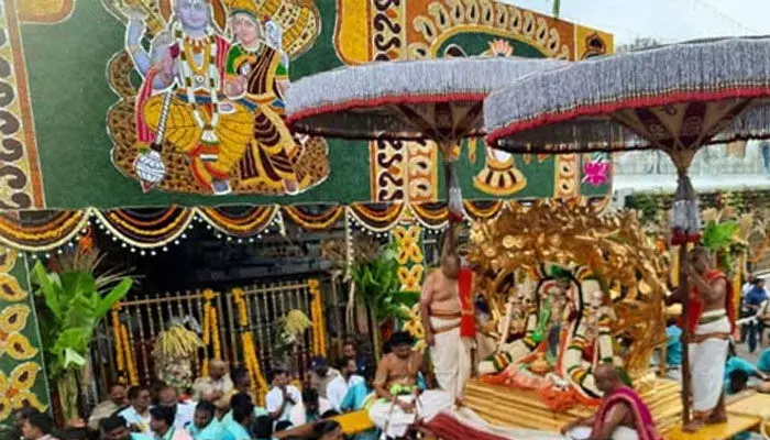 కల్పవృక్ష వాహనంపై రాజమన్నార్ అలంకారంలో శ్రీ మలయప్ప కల్పవృక్ష వాహనంపై రాజమన్నార్ అలంకారంలో శ్రీ మలయప్ప