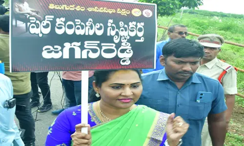 షెల్ కంపెనీల సృష్టికర్త జగన్‌ రెడ్డి : ఎమ్మెల్యే ఉండవల్లి శ్రీదేవి నిరసన