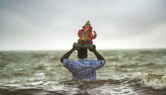వినూత్నంగా గణపతి నిమజ్జనం.. వీడియో వైరల్ వినూత్నంగా గణపతి నిమజ్జనం.. వీడియో వైరల్