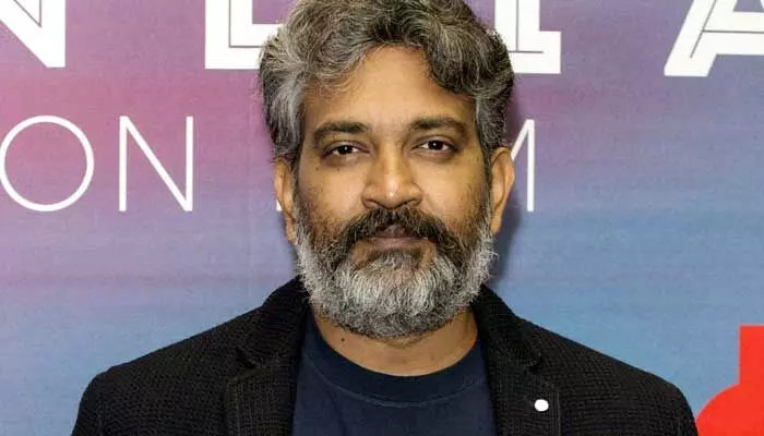 రాజమౌళికి తృటిలో తప్పిన ప్రమాదం.. మహేష్ సినిమా ఏకంగా జక్కన్న ప్రాణాల మీదకే తెచ్చిపెట్టిందిగా? రాజమౌళికి తృటిలో తప్పిన ప్రమాదం.. మహేష్ సినిమా ఏకంగా జక్కన్న ప్రాణాల మీదకే తెచ్చిపెట్టిందిగా?