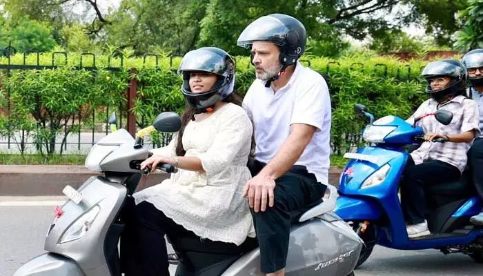 జైపూర్లో రాహుల్ గాంధీ బైక్ ర్యాలీ (వీడియో) జైపూర్లో రాహుల్ గాంధీ బైక్ ర్యాలీ (వీడియో)