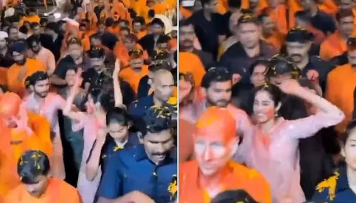 వినాయక నిమజ్జనంలో జాన్వీ కపూర్ రచ్చ.. బాయ్ ఫ్రెండ్తో కలిసి రోడ్డు మీదే.. వినాయక నిమజ్జనంలో జాన్వీ కపూర్ రచ్చ.. బాయ్ ఫ్రెండ్తో కలిసి రోడ్డు మీదే..