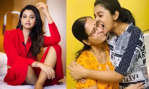 తల్లికి క్యాన్సర్ అని తెలిసి.. స్టేజ్‌పైనే కన్నీరు పెట్టుకున్న హీరోయిన్..