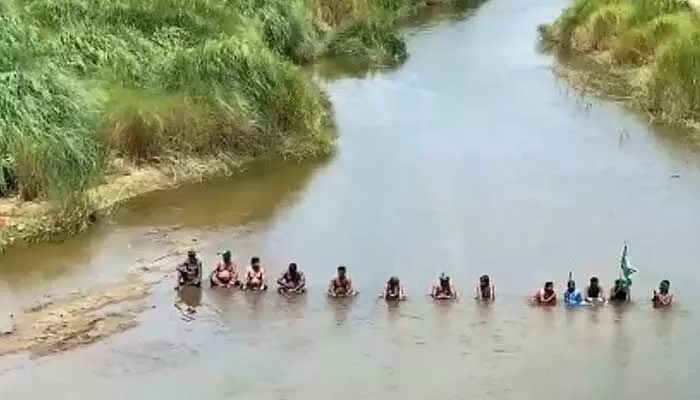 నదిలోకి దిగి తమిళనాడు రైతుల నిరసన (వీడియో) నదిలోకి దిగి తమిళనాడు రైతుల నిరసన (వీడియో)