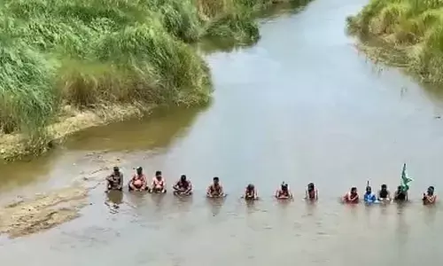 నదిలోకి దిగి తమిళనాడు రైతుల నిరసన (వీడియో)