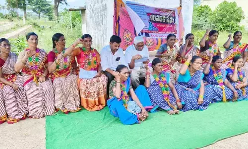 సమ్మె చేసేవారితో కాకుండా వారితో మాట్లాడి ప్రయోజనమేంటి?
