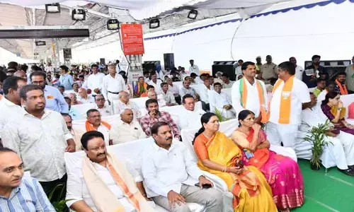 Vande Bharat Express : ఘన స్వాగతం పలికిన బీజేపీ నేతలు