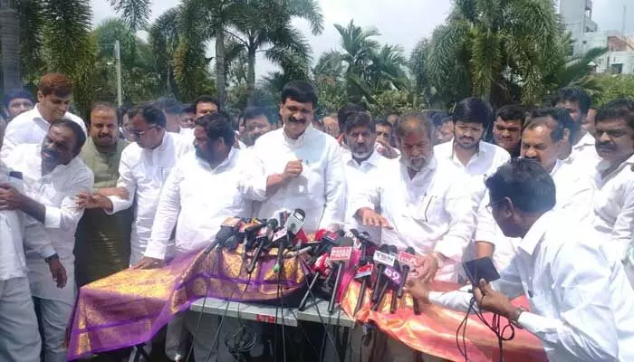 మైనంపల్లిని కలిసిన భట్టి.. మూడు సీట్లు కావాలని రిక్వెస్ట్! మైనంపల్లిని కలిసిన భట్టి.. మూడు సీట్లు కావాలని రిక్వెస్ట్!