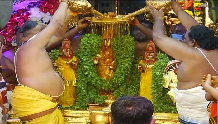 వైభవోపేతంగా శ్రీవారి చక్రస్నానం: నేటితో శ్రీవారి బ్రహ్మోత్సవాలు ముగింపు వైభవోపేతంగా శ్రీవారి చక్రస్నానం: నేటితో శ్రీవారి బ్రహ్మోత్సవాలు ముగింపు
