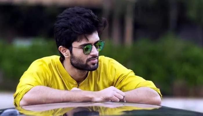 ఫ్యాన్స్కు సాలిడ్ అప్డేట్ ఇచ్చిన రౌడీ హీరో.. ఆ డైరెక్టర్తో మరో మూవీ ఫిక్స్ ఫ్యాన్స్కు సాలిడ్ అప్డేట్ ఇచ్చిన రౌడీ హీరో.. ఆ డైరెక్టర్తో మరో మూవీ ఫిక్స్