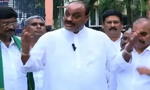 మాజీమంత్రి పరిటాల సునీత పట్ల పోలీసుల తీరు అమానుషం: అచ్చెన్నాయుడు