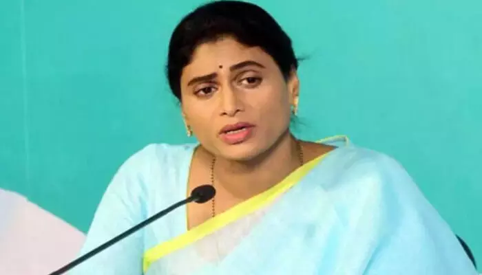 ఈయన అడగడు.. ఆయన ఇవ్వడు: YS Sharmila ఈయన అడగడు.. ఆయన ఇవ్వడు: YS Sharmila
