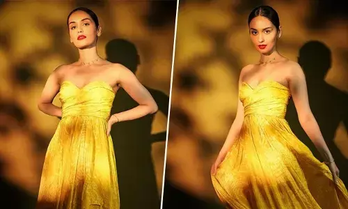 గౌనులో అందాలు చూపిస్తున్న Manushi Chhillar