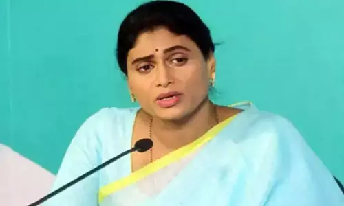 ఈయన అడగడు.. ఆయన ఇవ్వడు: YS Sharmila