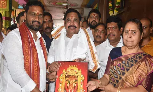 కనకదుర్గమ్మను దర్శించుకున్న తమిళనాడు మాజీ సీఎం పళని స్వామి