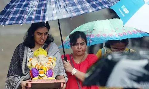 భారీ వర్షం ఎఫెక్ట్.. ఎక్కడికక్కడ ఆగిపోయిన నిమజ్జన ఊరేగింపులు