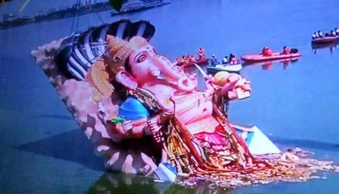 Khairatabad Ganesh : ఫలించిన పోలీస్ వ్యూహం.. గంగమ్మ ఒడికి బడా గణపతి