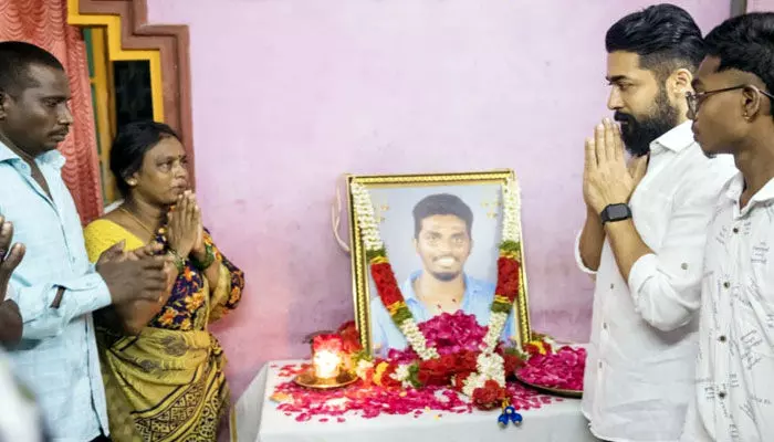 రోడ్డు ప్రమాదంలో అభిమాని మృతి .. కుటుంబసభ్యులను పరామర్శించిన హీరో సూర్య రోడ్డు ప్రమాదంలో అభిమాని మృతి .. కుటుంబసభ్యులను పరామర్శించిన హీరో సూర్య