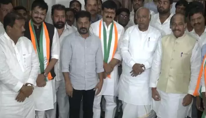 బ్రేకింగ్ : కాంగ్రెస్లో చేరిన మైనంపల్లి, వేముల వీరేశం బ్రేకింగ్ : కాంగ్రెస్లో చేరిన మైనంపల్లి, వేముల వీరేశం