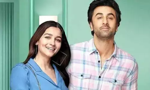 పెళ్లి అయిన రెండు నెలలకే భార్యకు రెడ్ హ్యాండెడ్ గా దొరికిపోయిన స్టార్ హీరో... క్యారవాన్ లోనే హీరోయిన్ తో కానిచ్చేస్తుంటే.. వీడియో లీక్
