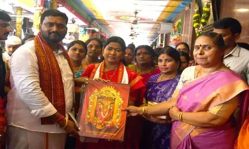 దసరా వేడుకలకు సర్వం సిద్ధం : దుర్గమ్మను దర్శించుకున్న హోంశాఖ మంత్రి తానేటి వనిత