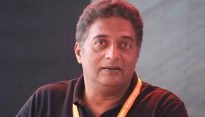 స్టార్ హీరోను పబ్లిక్గా క్షమించమని అడిగిన ప్రకాష్ రాజ్.. ట్వీట్ వైరల్ స్టార్ హీరోను పబ్లిక్గా క్షమించమని అడిగిన ప్రకాష్ రాజ్.. ట్వీట్ వైరల్