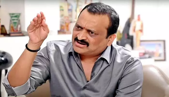 Bandla Ganesh : పవన్ను వదిలేసి రామ్ చరణ్ను టార్గెట్ చేసిన బండ్ల గణేష్! Bandla Ganesh : పవన్ను వదిలేసి రామ్ చరణ్ను టార్గెట్ చేసిన బండ్ల గణేష్!