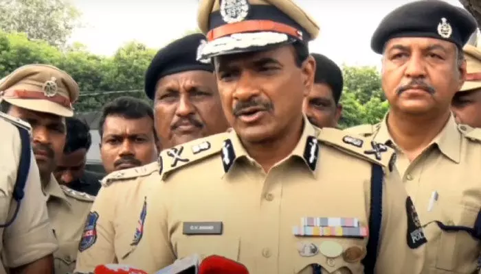 గణేశ్ నిమజ్జనంలో పంజా విసిరిన షీ టీమ్స్ గణేశ్ నిమజ్జనంలో పంజా విసిరిన షీ టీమ్స్