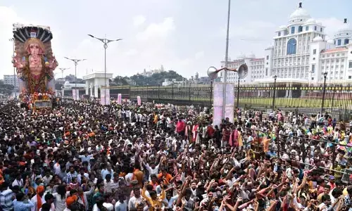 ఖైరతాబాద్ గణపతి శోభయాత్ర.. చూడ్డానికి రెండు కళ్లు సరిపోవు (Photos)