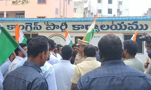 కాంగ్రెస్ కార్యాలయం వద్ద హై టెన్షన్!